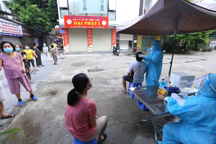 Hà Nội xét nghiệm COVID-19 cho toàn bộ người dân phường Giáp Bát - Ảnh 5. Hà Nội xét nghiệm COVID-19 cho toàn bộ người dân phường Giáp Bát - Ảnh 5.