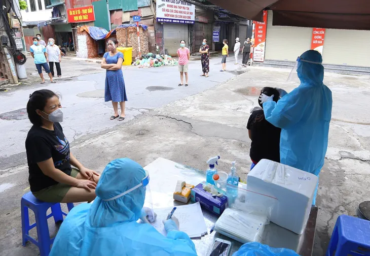 Hà Nội xét nghiệm COVID-19 cho toàn bộ người dân phường Giáp Bát - Ảnh 3. Hà Nội xét nghiệm COVID-19 cho toàn bộ người dân phường Giáp Bát - Ảnh 3.