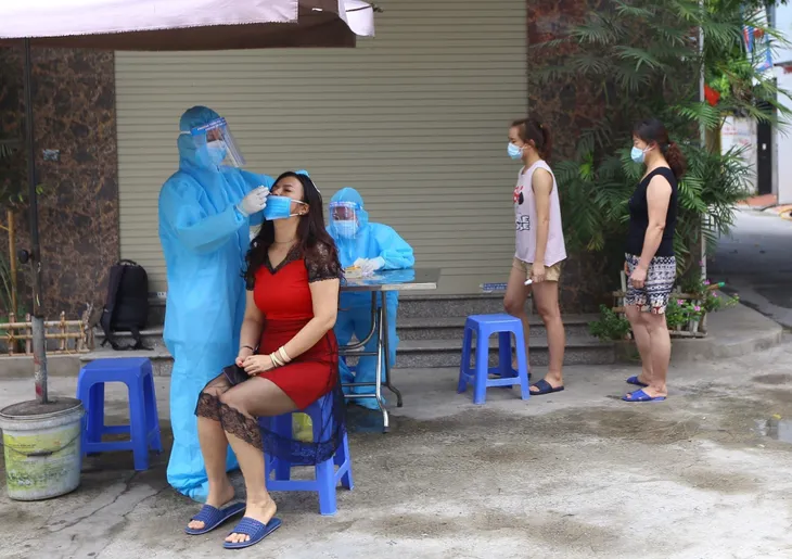 Hà Nội xét nghiệm COVID-19 cho toàn bộ người dân phường Giáp Bát - Ảnh 7. Hà Nội xét nghiệm COVID-19 cho toàn bộ người dân phường Giáp Bát - Ảnh 7.