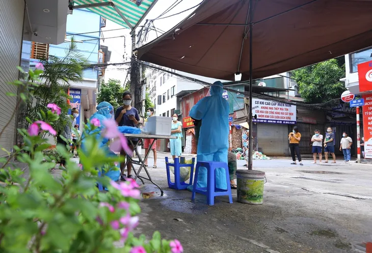 Hà Nội xét nghiệm COVID-19 cho toàn bộ người dân phường Giáp Bát - Ảnh 8. Hà Nội xét nghiệm COVID-19 cho toàn bộ người dân phường Giáp Bát - Ảnh 8.