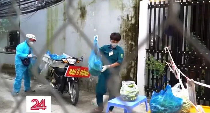 Thợ cắt tóc, thợ hàn tặng rau cho bà con nghèo vùng dịch Cần Thơ - Ảnh 3. Thợ cắt tóc, thợ hàn tặng rau cho bà con nghèo vùng dịch Cần Thơ - Ảnh 3.
