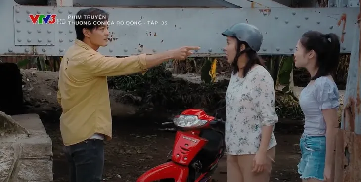 Thương con cá rô đồng - Tập 35: Vay nặng lãi để ăn chơi, Út Lành bị Hải Đen lừa rồi tung clip giường chiếu - Ảnh 5. Thương con cá rô đồng - Tập 35: Vay nặng lãi để ăn chơi, Út Lành bị Hải Đen lừa rồi tung clip giường chiếu - Ảnh 5.