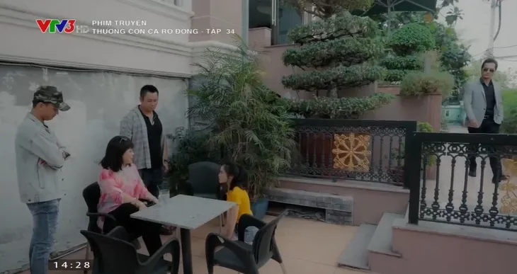 Thương con cá rô đồng - Tập 35: Vay nặng lãi để ăn chơi, Út Lành bị Hải Đen lừa rồi tung clip giường chiếu - Ảnh 1. Thương con cá rô đồng - Tập 35: Vay nặng lãi để ăn chơi, Út Lành bị Hải Đen lừa rồi tung clip giường chiếu - Ảnh 1.