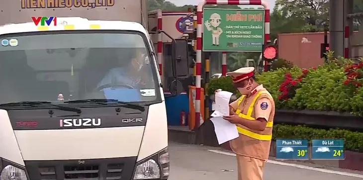 Lực lượng cảnh sát giao thông nỗ lực góp phần chống dịch - Ảnh 1. Lực lượng cảnh sát giao thông nỗ lực góp phần chống dịch - Ảnh 1.