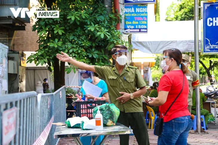 Bên trong điểm nóng COVID tại phường Giáp Bát, quận Hoàng Mai - Ảnh 2. Bên trong điểm nóng COVID tại phường Giáp Bát, quận Hoàng Mai - Ảnh 2.