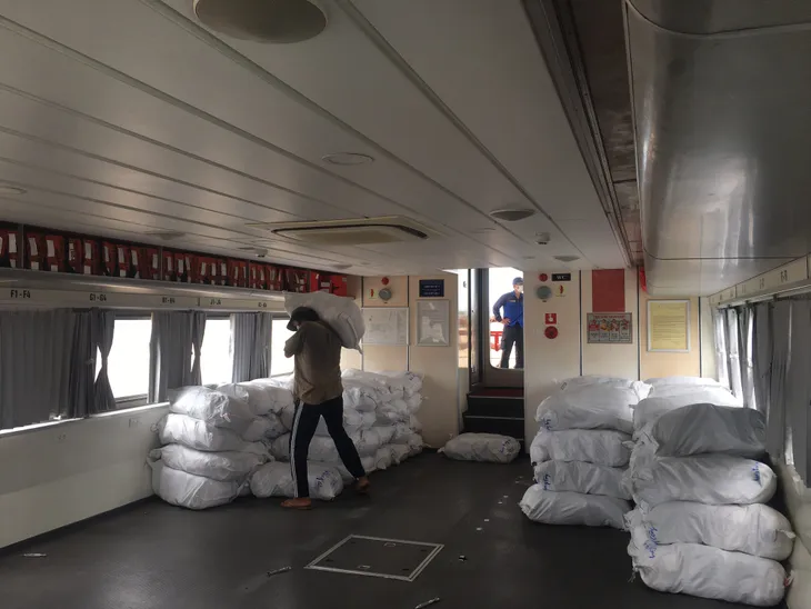 TP Hồ Chí Minh đón nhận hơn 50 tấn Hạt gạo nghĩa tình từ ĐBSCL - Ảnh 1. TP Hồ Chí Minh đón nhận hơn 50 tấn Hạt gạo nghĩa tình từ ĐBSCL - Ảnh 1.