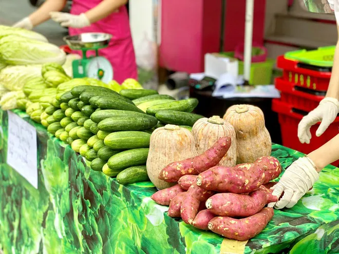 “Bão” COVID-19: Doanh nghiệp điện, nước đi bán... rau - Ảnh 1. “Bão” COVID-19: Doanh nghiệp điện, nước đi bán... rau - Ảnh 1.