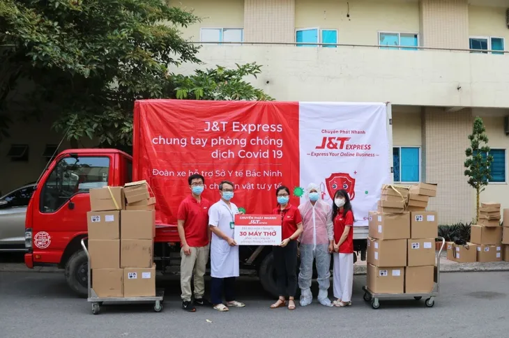 J&T Express gây quỹ hỗ trợ người lao động mùa dịch - Ảnh 3. J&T Express gây quỹ hỗ trợ người lao động mùa dịch - Ảnh 3.