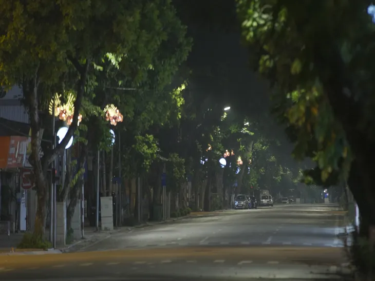 Đêm trắng của những lực lượng trực chốt kiểm dịch ở Hà Nội - Ảnh 4. Đêm trắng của những lực lượng trực chốt kiểm dịch ở Hà Nội - Ảnh 4.