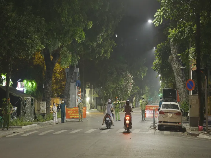 Đêm trắng của những lực lượng trực chốt kiểm dịch ở Hà Nội - Ảnh 1. Đêm trắng của những lực lượng trực chốt kiểm dịch ở Hà Nội - Ảnh 1.