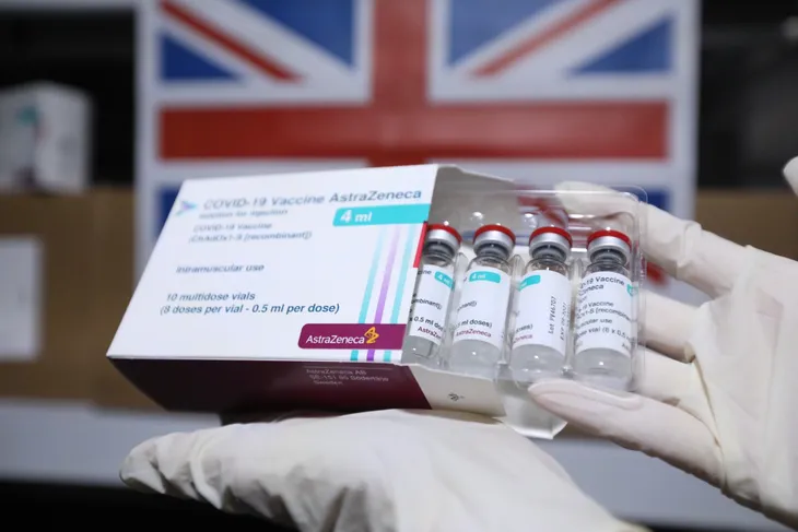 Việt Nam nhận 415.000 liều vaccine COVID-19 do Chính phủ Anh trao tặng - Ảnh 2. Việt Nam nhận 415.000 liều vaccine COVID-19 do Chính phủ Anh trao tặng - Ảnh 2.