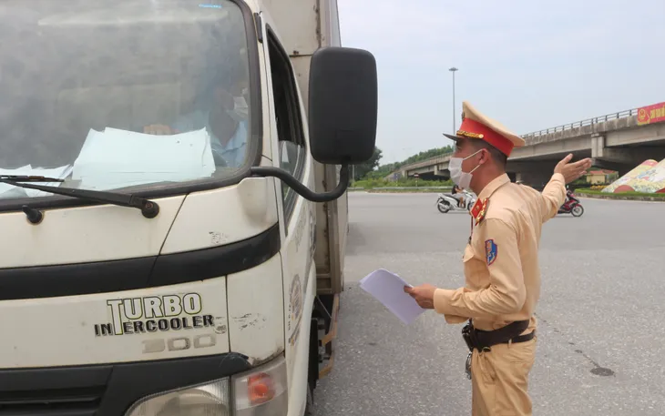 Gỡ điểm nghẽn lưu thông “hàng thiết yếu” - Ảnh 2. Gỡ điểm nghẽn lưu thông “hàng thiết yếu” - Ảnh 2.