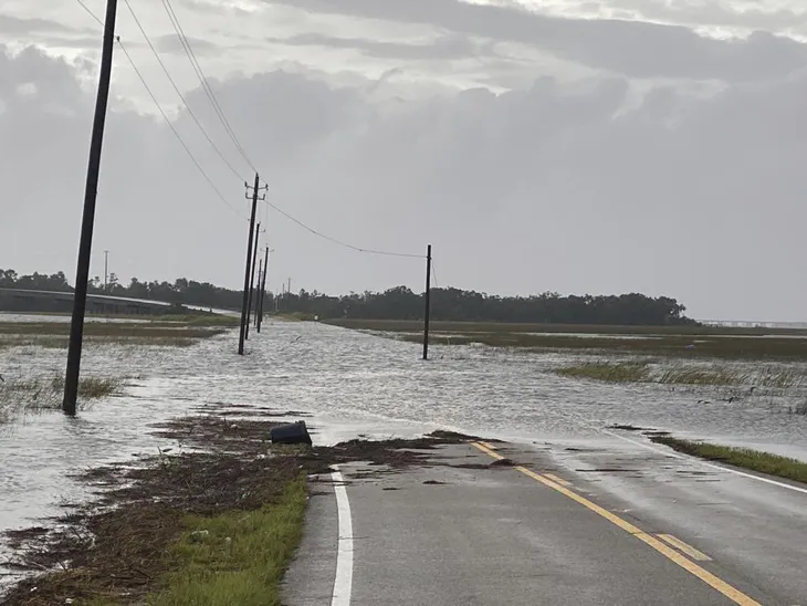 Mỹ: Bão Ida gây mất điện toàn thành phố New Orleans, khiến 1 người tử vong - Ảnh 8. Mỹ: Bão Ida gây mất điện toàn thành phố New Orleans, khiến 1 người tử vong - Ảnh 8.