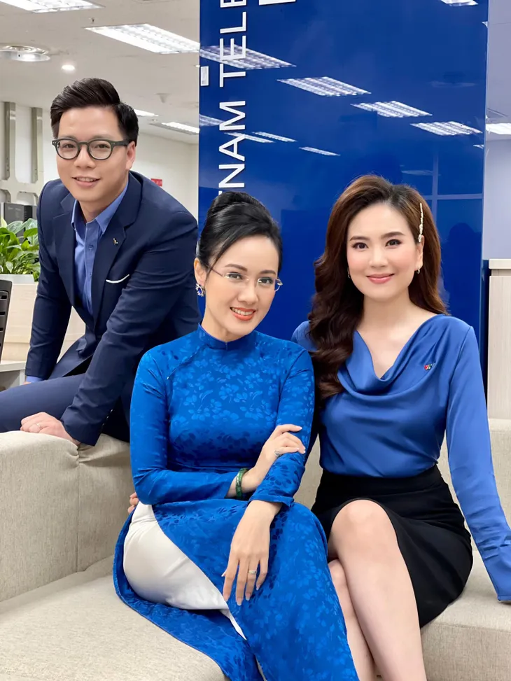 Diện áo dài bên các đồng nghiệp trẻ, BTV Hoài Anh vẫn cực kỳ nổi bật - Ảnh 1. Diện áo dài bên các đồng nghiệp trẻ, BTV Hoài Anh vẫn cực kỳ nổi bật - Ảnh 1.