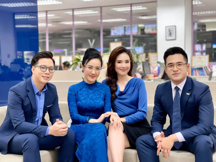Diện áo dài bên các đồng nghiệp trẻ, BTV Hoài Anh vẫn cực kỳ nổi bật - Ảnh 2. Diện áo dài bên các đồng nghiệp trẻ, BTV Hoài Anh vẫn cực kỳ nổi bật - Ảnh 2.