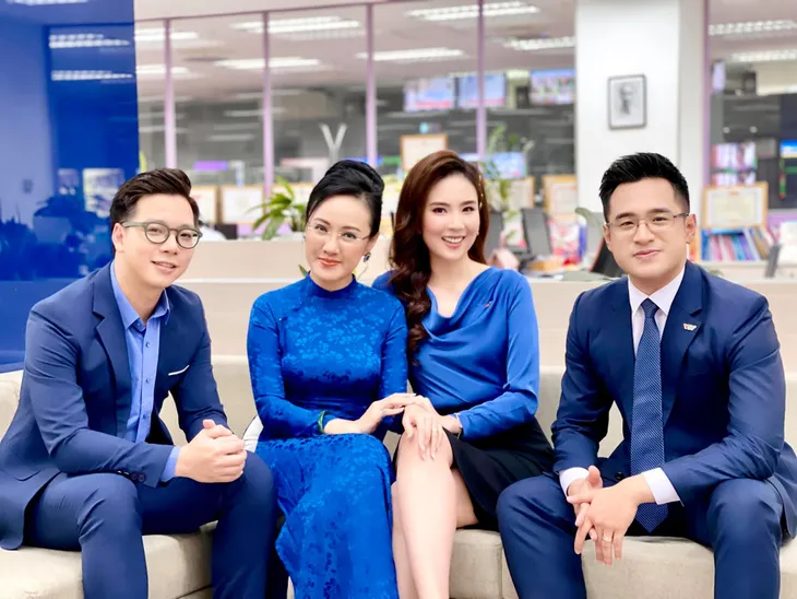 Diện áo dài bên các đồng nghiệp trẻ, BTV Hoài Anh vẫn cực kỳ nổi bật - Ảnh 3. Diện áo dài bên các đồng nghiệp trẻ, BTV Hoài Anh vẫn cực kỳ nổi bật - Ảnh 3.