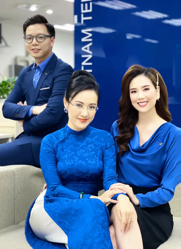 Diện áo dài bên các đồng nghiệp trẻ, BTV Hoài Anh vẫn cực kỳ nổi bật - Ảnh 4. Diện áo dài bên các đồng nghiệp trẻ, BTV Hoài Anh vẫn cực kỳ nổi bật - Ảnh 4.