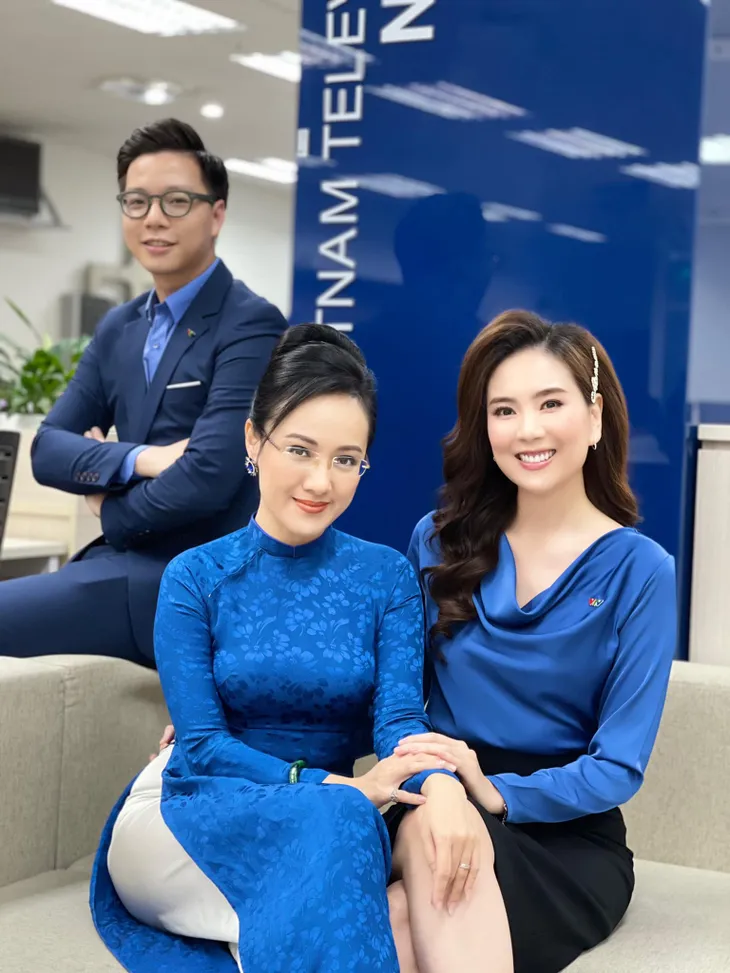Diện áo dài bên các đồng nghiệp trẻ, BTV Hoài Anh vẫn cực kỳ nổi bật - Ảnh 6. Diện áo dài bên các đồng nghiệp trẻ, BTV Hoài Anh vẫn cực kỳ nổi bật - Ảnh 6.