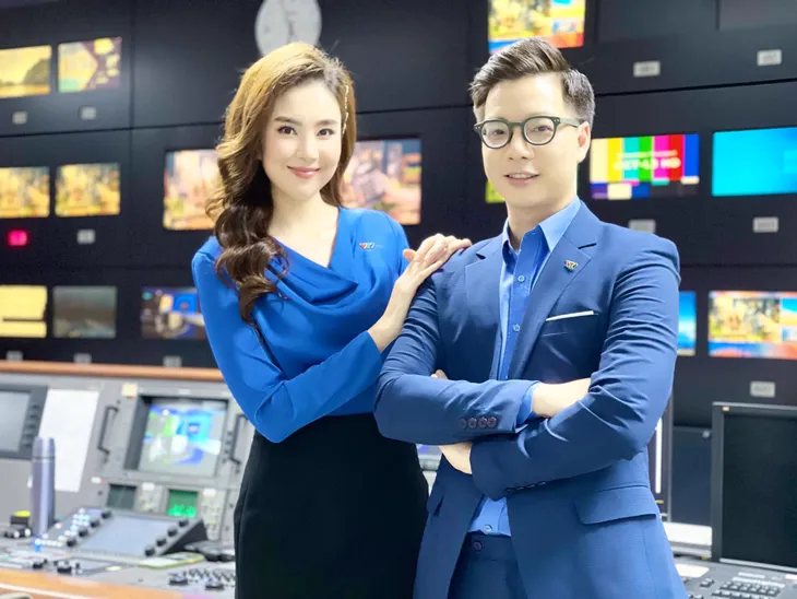 Diện áo dài bên các đồng nghiệp trẻ, BTV Hoài Anh vẫn cực kỳ nổi bật - Ảnh 8. Diện áo dài bên các đồng nghiệp trẻ, BTV Hoài Anh vẫn cực kỳ nổi bật - Ảnh 8.