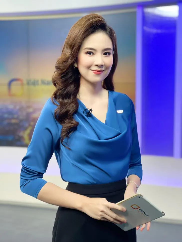 Diện áo dài bên các đồng nghiệp trẻ, BTV Hoài Anh vẫn cực kỳ nổi bật - Ảnh 7. Diện áo dài bên các đồng nghiệp trẻ, BTV Hoài Anh vẫn cực kỳ nổi bật - Ảnh 7.