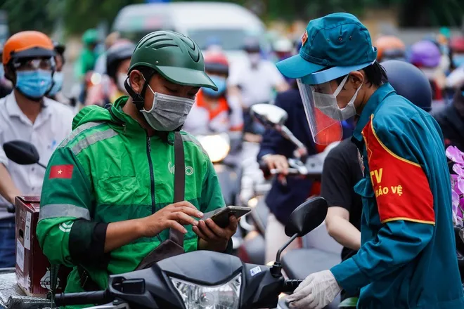 Shipper xét nghiệm mỗi ngày khi giao hàng tại các vùng đỏ - Ảnh 1. Shipper xét nghiệm mỗi ngày khi giao hàng tại các vùng đỏ - Ảnh 1.