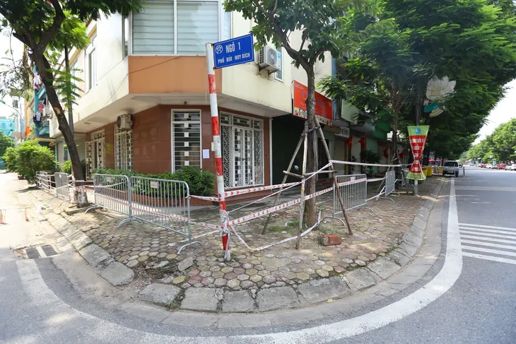 Hà Nội: Người bán gạo nhiễm COVID-19, phong tỏa một số hộ dân phố Bùi Huy Bích - Ảnh 1. Hà Nội: Người bán gạo nhiễm COVID-19, phong tỏa một số hộ dân phố Bùi Huy Bích - Ảnh 1.