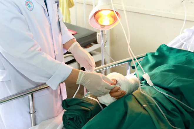 Nối thành công bàn tay người đàn ông bị lái xe chở F0 chém đứt lìa - Ảnh 1. Nối thành công bàn tay người đàn ông bị lái xe chở F0 chém đứt lìa - Ảnh 1.