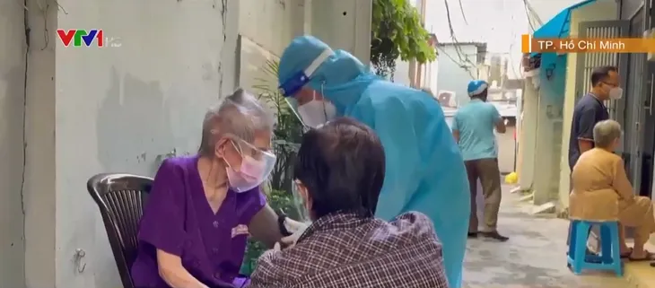 TP Hồ Chí Minh tiêm vaccine tại nhà cho người cao tuổi - Ảnh 1. TP Hồ Chí Minh tiêm vaccine tại nhà cho người cao tuổi - Ảnh 1.