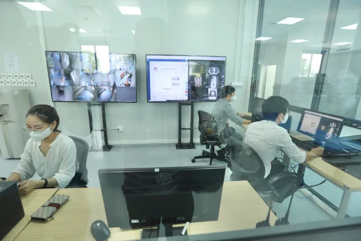Thủ tướng Phạm Minh Chính kiểm tra Bệnh viện điều trị người bệnh COVID-19 tại Hà Nội - Ảnh 5. Thủ tướng Phạm Minh Chính kiểm tra Bệnh viện điều trị người bệnh COVID-19 tại Hà Nội - Ảnh 5.