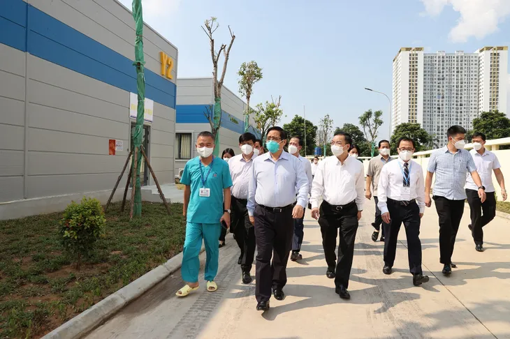 Thủ tướng Phạm Minh Chính kiểm tra Bệnh viện điều trị người bệnh COVID-19 tại Hà Nội - Ảnh 1. Thủ tướng Phạm Minh Chính kiểm tra Bệnh viện điều trị người bệnh COVID-19 tại Hà Nội - Ảnh 1.