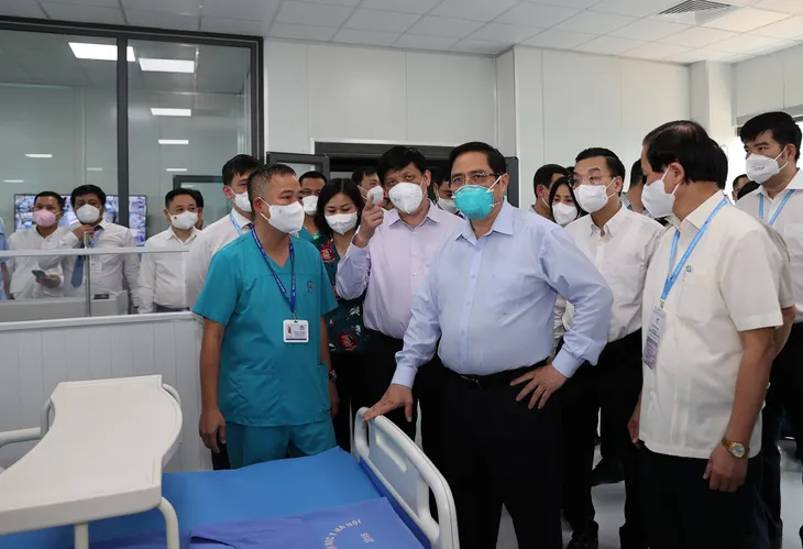 Thủ tướng Phạm Minh Chính kiểm tra Bệnh viện điều trị người bệnh COVID-19 tại Hà Nội - Ảnh 3. Thủ tướng Phạm Minh Chính kiểm tra Bệnh viện điều trị người bệnh COVID-19 tại Hà Nội - Ảnh 3.