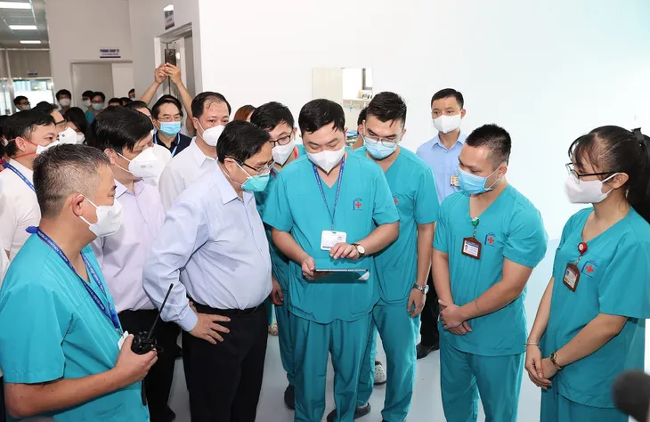 Thủ tướng Phạm Minh Chính kiểm tra Bệnh viện điều trị người bệnh COVID-19 tại Hà Nội - Ảnh 2. Thủ tướng Phạm Minh Chính kiểm tra Bệnh viện điều trị người bệnh COVID-19 tại Hà Nội - Ảnh 2.