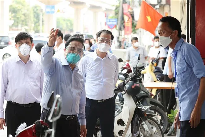 Thủ tướng Phạm Minh Chính đột xuất kiểm tra điểm nóng nhất về COVID-19 tại Hà Nội - Ảnh 6. Thủ tướng Phạm Minh Chính đột xuất kiểm tra điểm nóng nhất về COVID-19 tại Hà Nội - Ảnh 6.