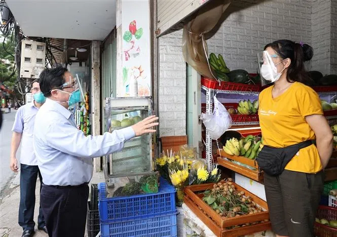 Thủ tướng Phạm Minh Chính đột xuất kiểm tra điểm nóng nhất về COVID-19 tại Hà Nội - Ảnh 5. Thủ tướng Phạm Minh Chính đột xuất kiểm tra điểm nóng nhất về COVID-19 tại Hà Nội - Ảnh 5.