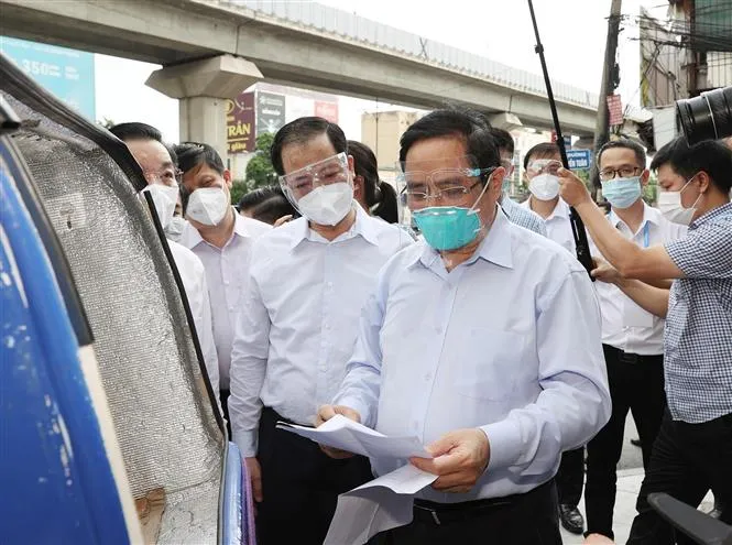 Thủ tướng Phạm Minh Chính đột xuất kiểm tra điểm nóng nhất về COVID-19 tại Hà Nội - Ảnh 3. Thủ tướng Phạm Minh Chính đột xuất kiểm tra điểm nóng nhất về COVID-19 tại Hà Nội - Ảnh 3.