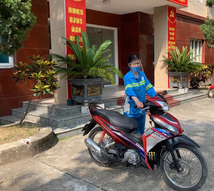Công an quận Nam Từ Liêm tặng xe máy cho nữ công nhân môi trường bị cướp trong đêm - Ảnh 1. Công an quận Nam Từ Liêm tặng xe máy cho nữ công nhân môi trường bị cướp trong đêm - Ảnh 1.