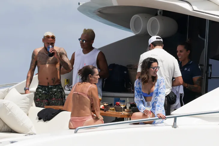 Neymar bụng mỡ sau 3 tuần nghỉ hè - Ảnh 1. Neymar bụng mỡ sau 3 tuần nghỉ hè - Ảnh 1.