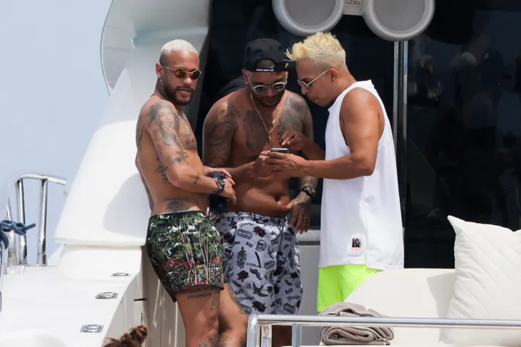 Neymar bụng mỡ sau 3 tuần nghỉ hè - Ảnh 2. Neymar bụng mỡ sau 3 tuần nghỉ hè - Ảnh 2.