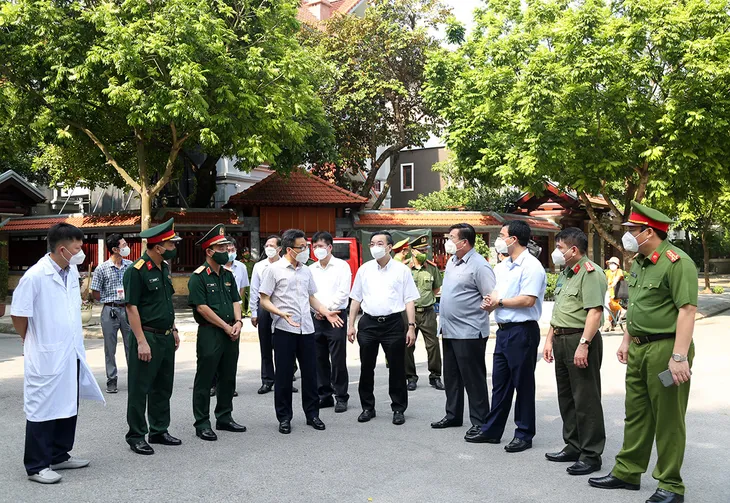Phó Thủ tướng Vũ Đức Đam: Hà Nội phải chuẩn bị cho mọi tình huống, không để bị động, bất ngờ - Ảnh 4. Phó Thủ tướng Vũ Đức Đam: Hà Nội phải chuẩn bị cho mọi tình huống, không để bị động, bất ngờ - Ảnh 4.