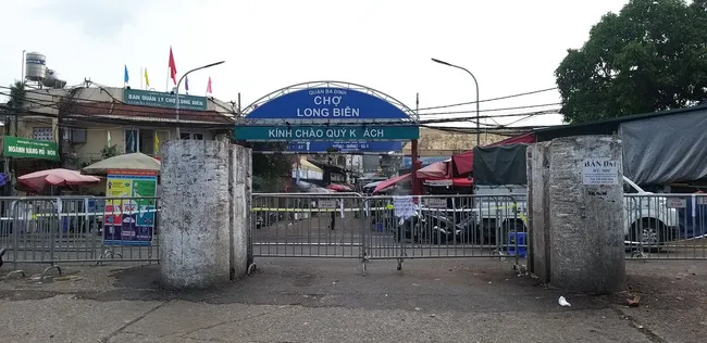 Tăng cường phong tỏa chợ Long Biên đảm bảo phòng dịch COVID-19 - Ảnh 1. Tăng cường phong tỏa chợ Long Biên đảm bảo phòng dịch COVID-19 - Ảnh 1.