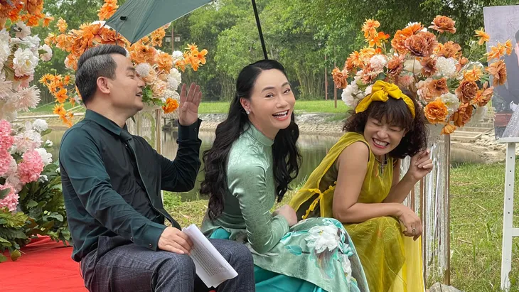 Hương vị tình thân: Thời trang dự đám cưới đẹp miễn bàn của quan viên hai họ Nam - Long - Ảnh 1. Hương vị tình thân: Thời trang dự đám cưới đẹp miễn bàn của quan viên hai họ Nam - Long - Ảnh 1.