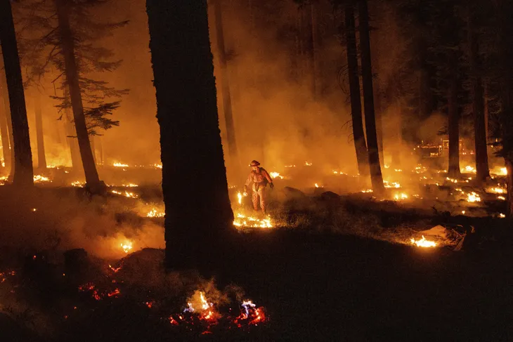Cháy rừng lan nhanh ở California, hàng nghìn người phải sơ tán - Ảnh 2. Cháy rừng lan nhanh ở California, hàng nghìn người phải sơ tán - Ảnh 2.