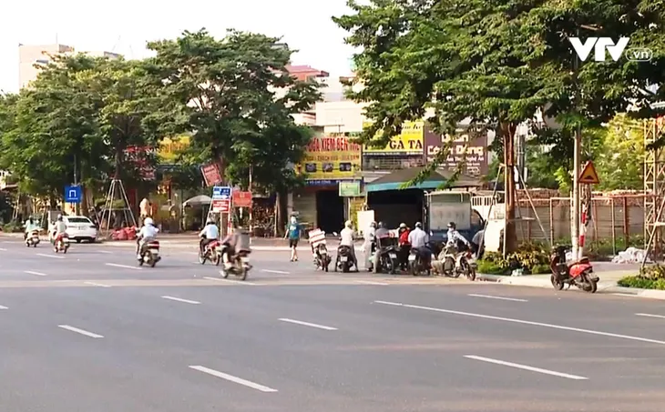 Hà Nội: Đang giãn cách xã hội, vẫn có người bán hàng rong, thậm chí… đi chơi - Ảnh 1. Hà Nội: Đang giãn cách xã hội, vẫn có người bán hàng rong, thậm chí… đi chơi - Ảnh 1.