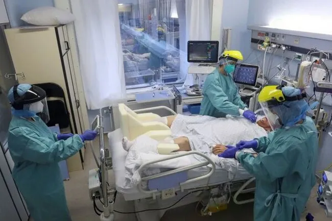 Người dân châu Âu chấp nhận sống chung với COVID-19 - Ảnh 1. Người dân châu Âu chấp nhận sống chung với COVID-19 - Ảnh 1.