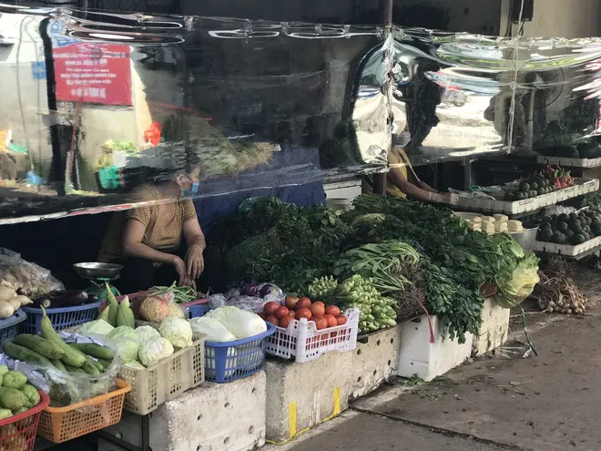 Hà Nội: Chợ đầu mối tạm đóng cửa vì có ca COVID-19, giá rau, thịt cá tăng - Ảnh 1. Hà Nội: Chợ đầu mối tạm đóng cửa vì có ca COVID-19, giá rau, thịt cá tăng - Ảnh 1.