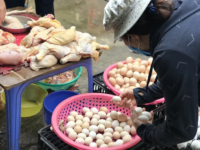 Hà Nội: Chợ đầu mối tạm đóng cửa vì có ca COVID-19, giá rau, thịt cá tăng - Ảnh 3. Hà Nội: Chợ đầu mối tạm đóng cửa vì có ca COVID-19, giá rau, thịt cá tăng - Ảnh 3.
