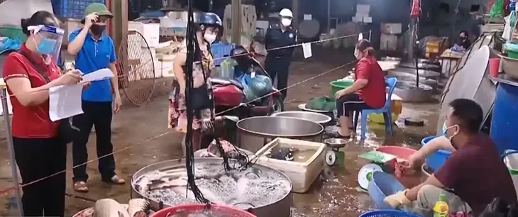 Có hay không hiện tượng tiểu thương găm hàng, tăng giá? - Ảnh 1. Có hay không hiện tượng tiểu thương găm hàng, tăng giá? - Ảnh 1.