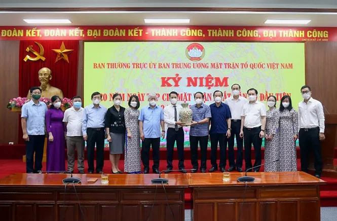 Kỷ niệm 20 năm Tạp chí Mặt trận xuất bản số đầu tiên - Ảnh 2. Kỷ niệm 20 năm Tạp chí Mặt trận xuất bản số đầu tiên - Ảnh 2.