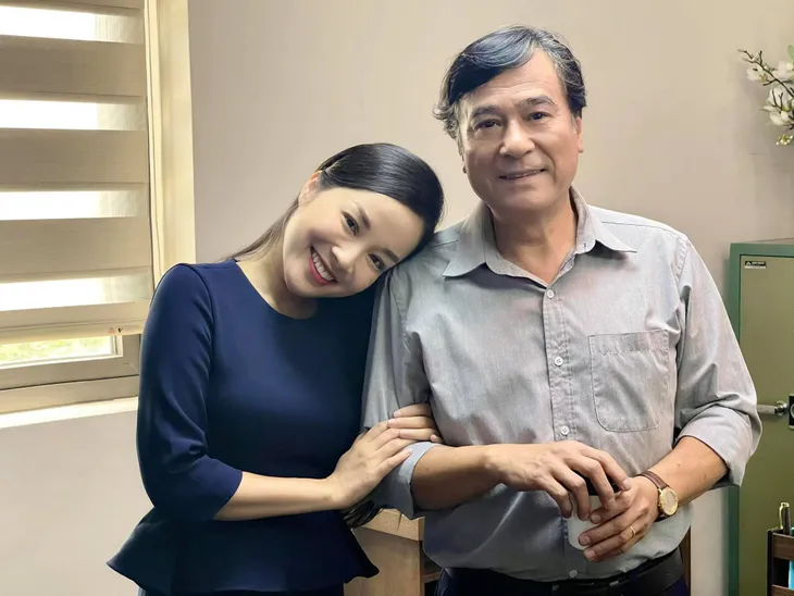 Sự hoán đổi không ngờ từ con gái thành bạn gái của Minh Hương với NSND Mạnh Cường trong 2 phim - Ảnh 3. Sự hoán đổi không ngờ từ con gái thành bạn gái của Minh Hương với NSND Mạnh Cường trong 2 phim - Ảnh 3.