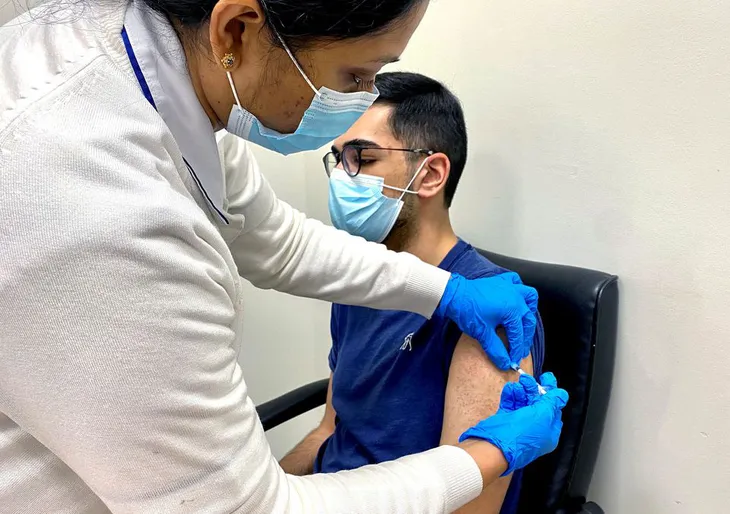 Tiêm vaccine COVID-19 đầy đủ - “Chìa khóa” thúc đẩy phát triển kinh tế - Ảnh 2. Tiêm vaccine COVID-19 đầy đủ - “Chìa khóa” thúc đẩy phát triển kinh tế - Ảnh 2.